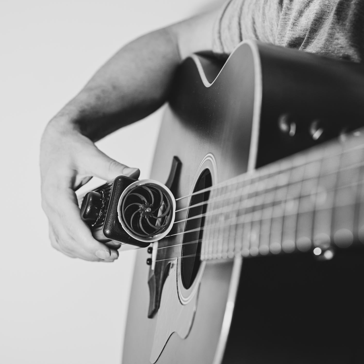 Pickaso Rotary Bow B&W, with acoustic guitar